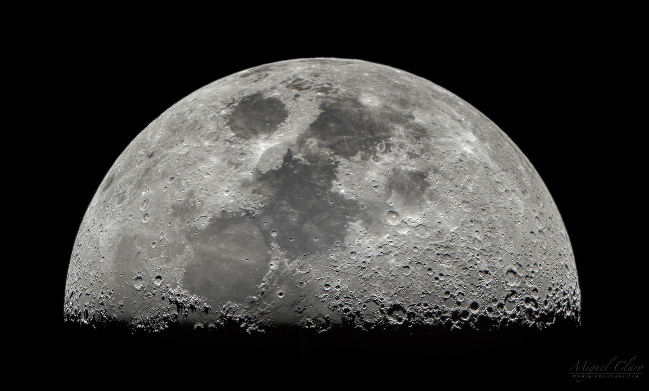 Pesquisadores americanos disseram que um míssil chinês equipado com uma “carga secreta” colidiu com a Lua, criando duas crateras.