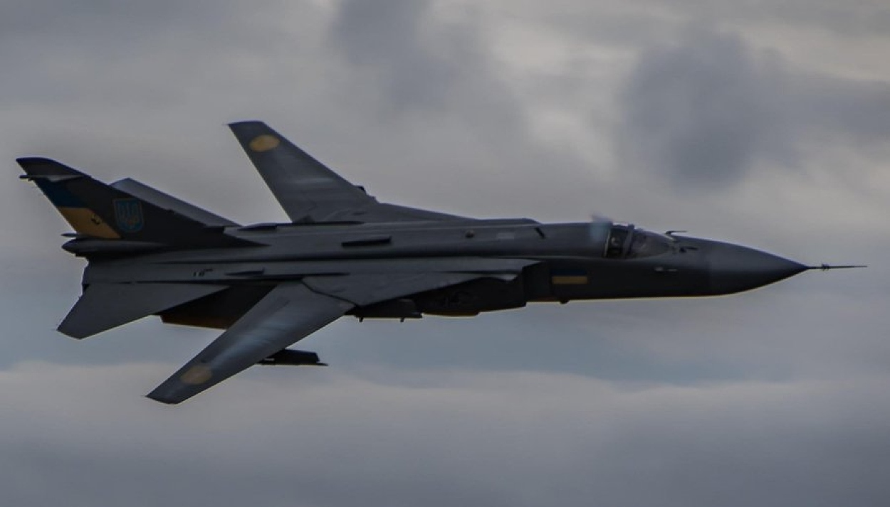 A 'Ridiculously Clean' Su-24 Flanker Spotted In Dark Grey Coating ...