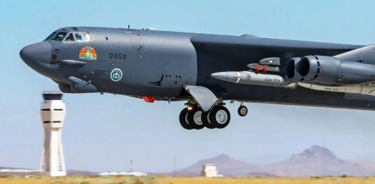 B-52H bomber carries an AGM-183A prototype