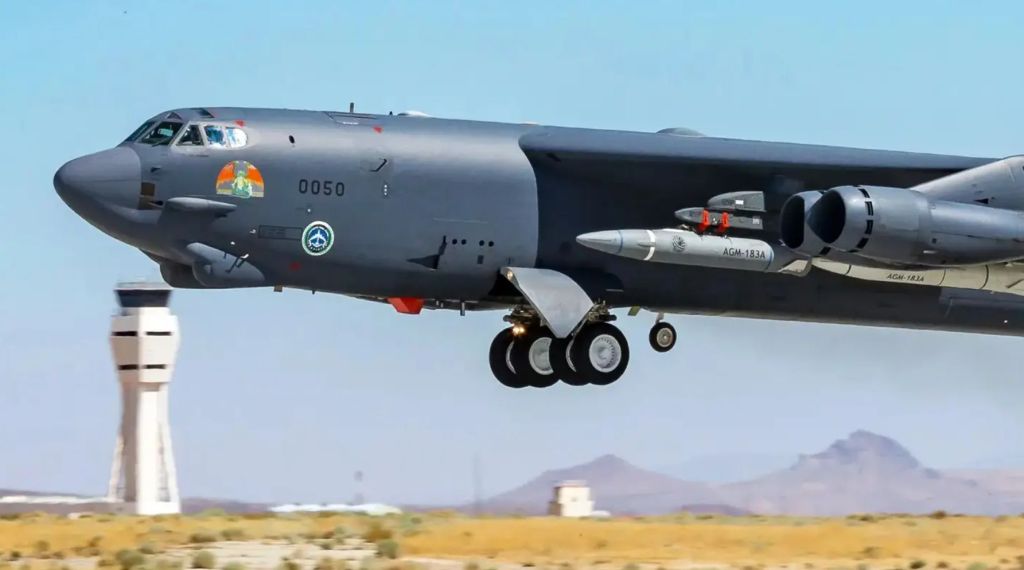 B-52H bomber carries an AGM-183A prototype