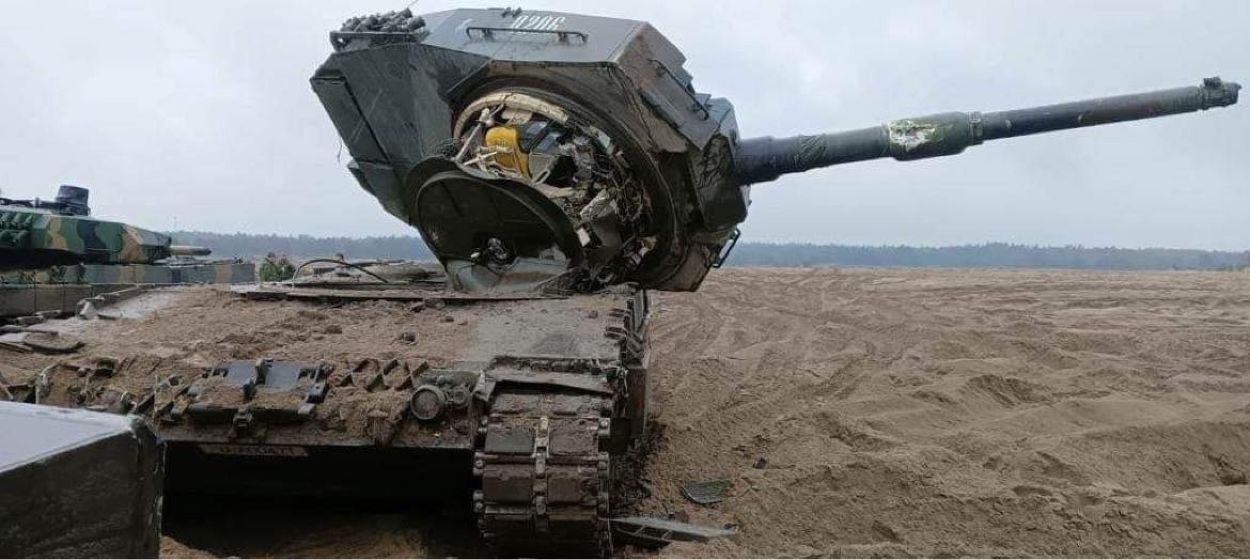 Head-On Collision? Leopard-2 Tank 'Rams Into' Another MBT; Turret ...