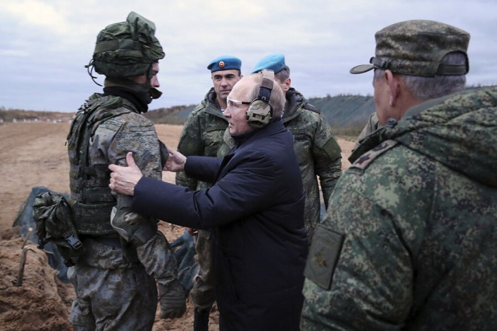 Russian soldiers Putin
