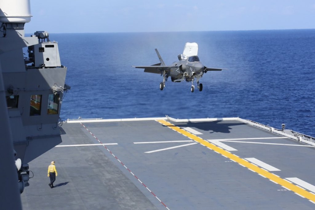 US Marine Corps F-35B performs a vertical landing on the Japanese ship Izumo