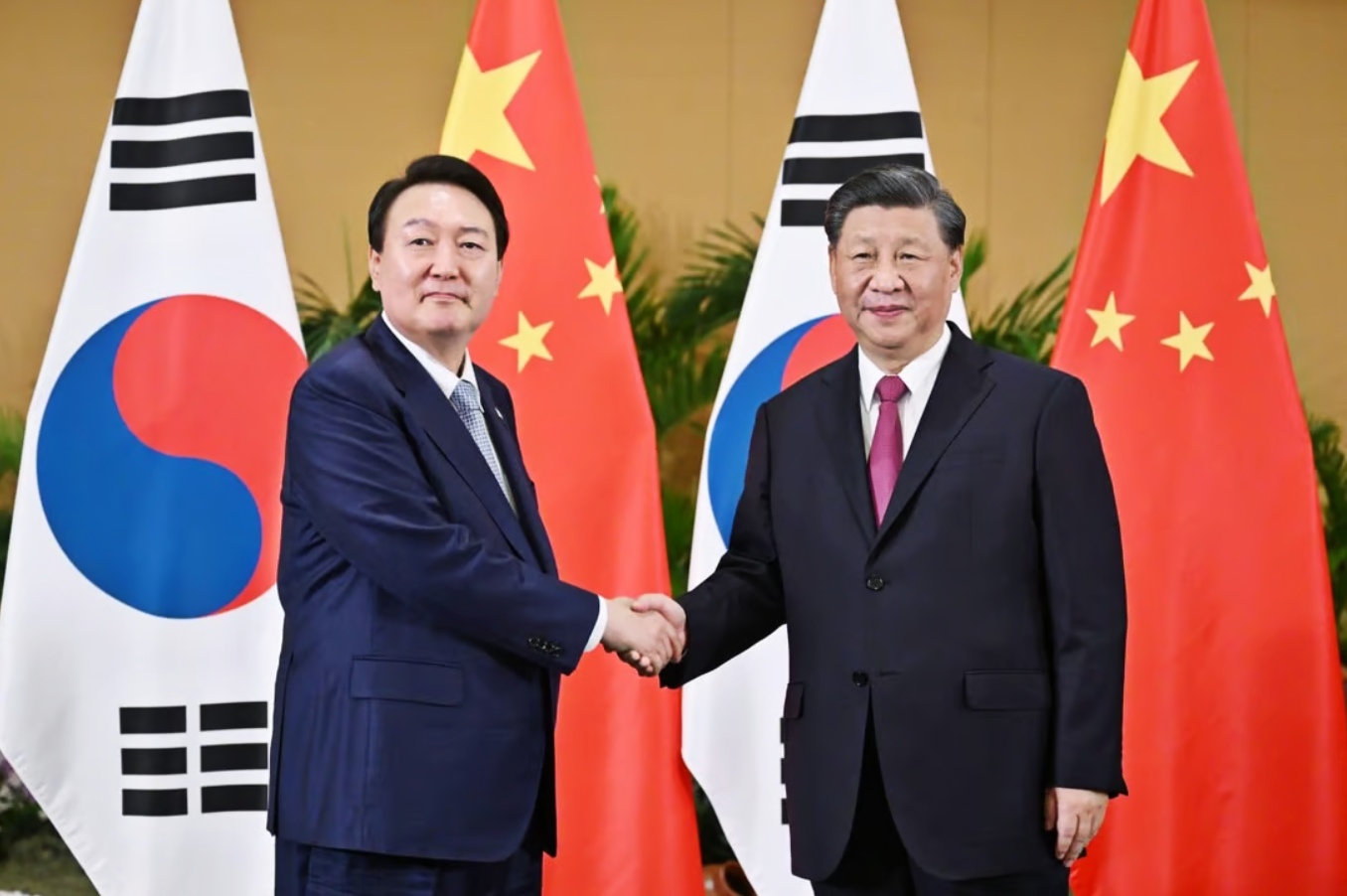 Chinese President Xi Jinping (right) met his South Korean counterpart Yoon Suk-yeol