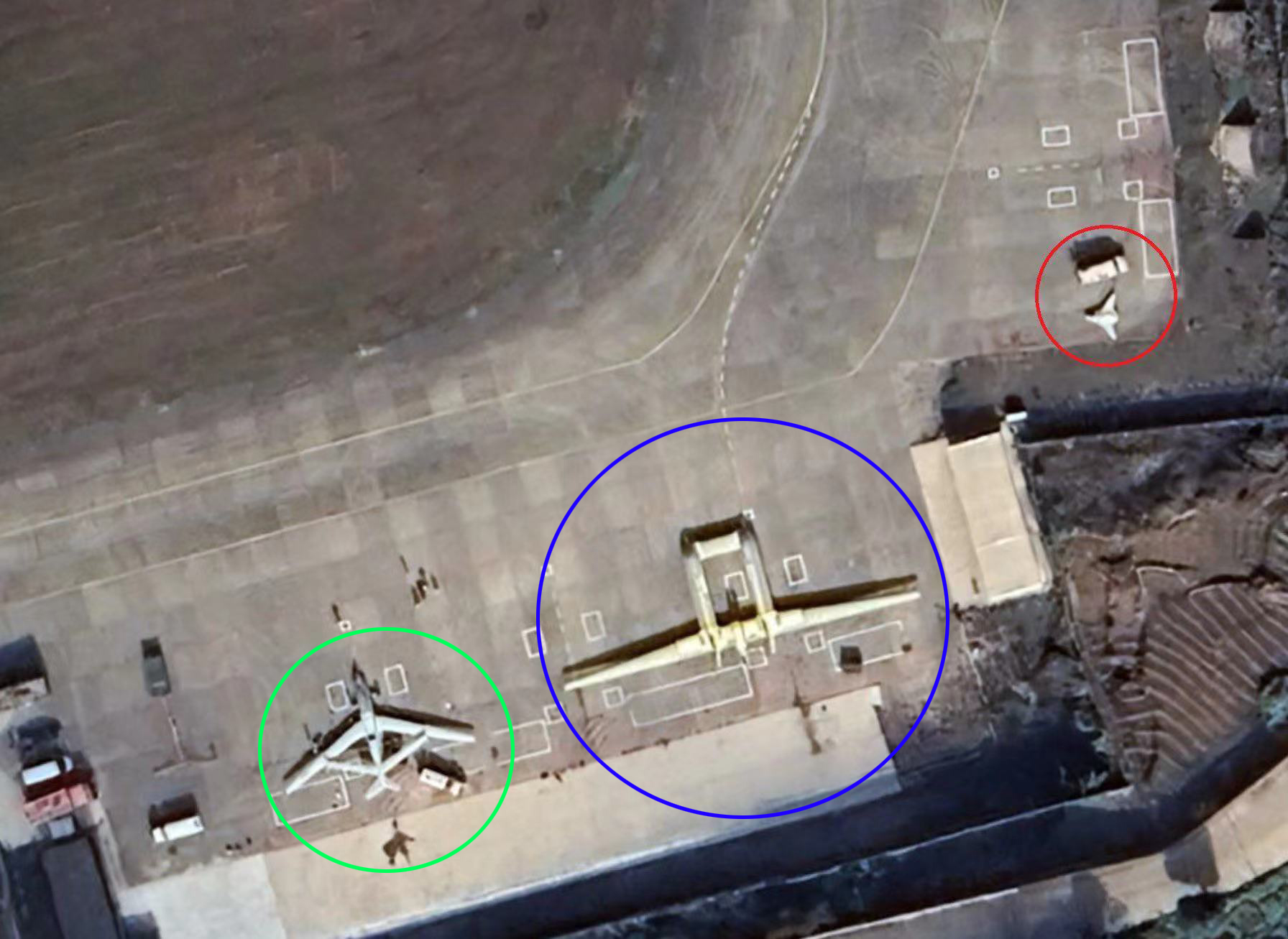 WZ-7 (khoanh tròn màu xanh lá cây), máy bay không người lái AWACS Divine Eagle (màu xanh lam) và một UCAV không xác định (màu đỏ) được nhìn thấy trong ảnh vệ tinh. Nguồn: X (trước đây là Twitter)